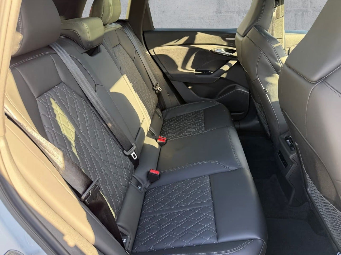 Hvid Audi SQ6 e-tron fra 2024