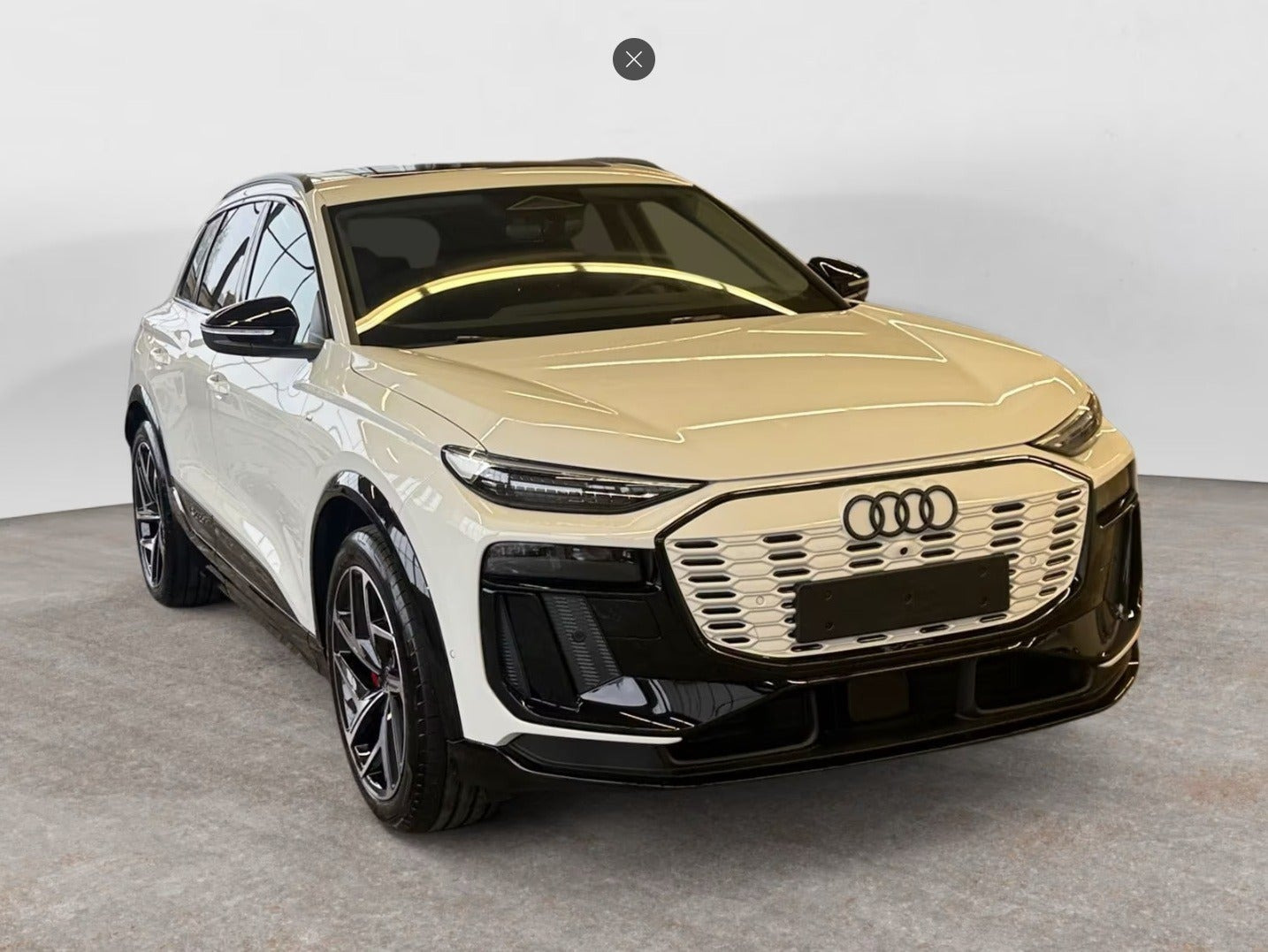Hvid Audi Q6 e-tron fra 2025