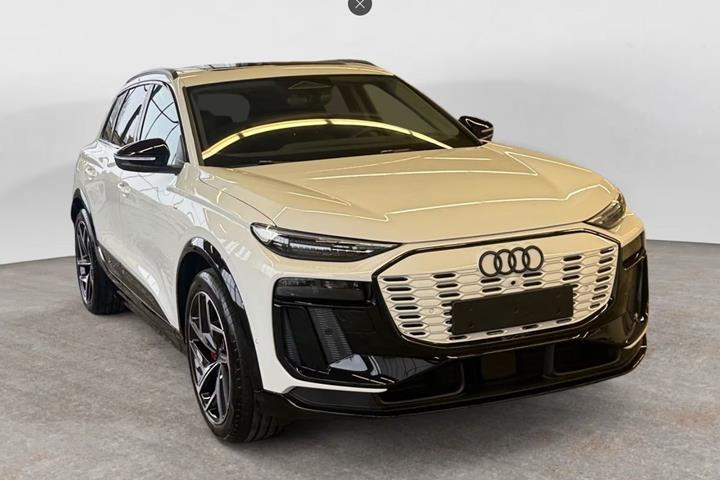 Hvid Audi Q6 e-tron fra 2025