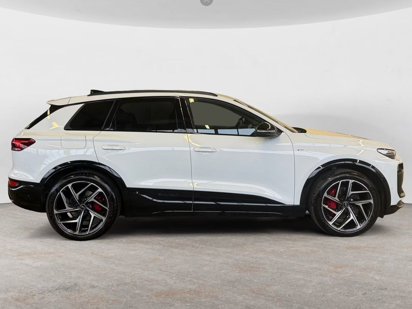 Hvid Audi Q6 e-tron fra 2025