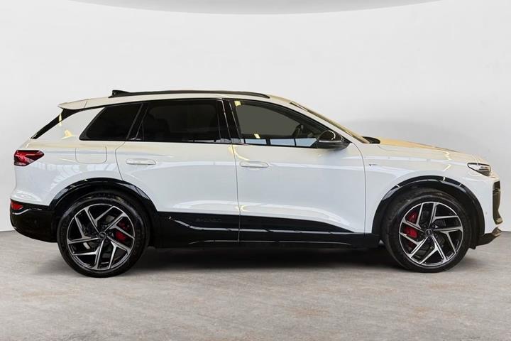 Hvid Audi Q6 e-tron fra 2025