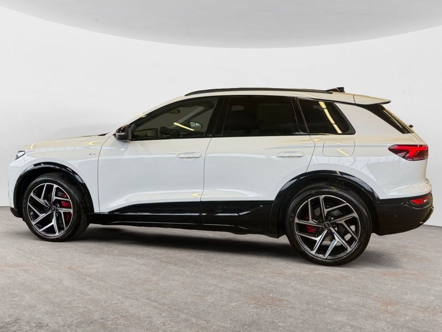 Hvid Audi Q6 e-tron fra 2025