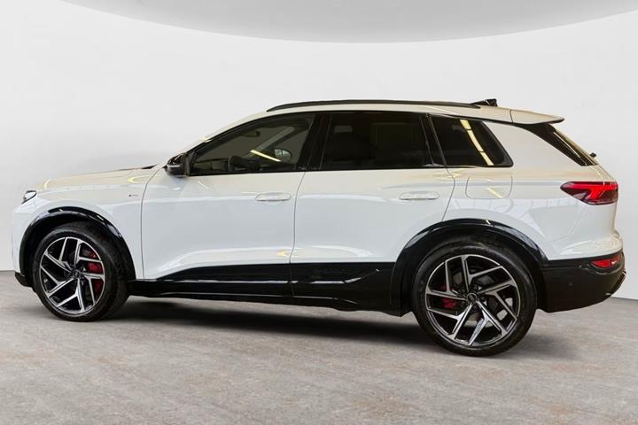 Hvid Audi Q6 e-tron fra 2025