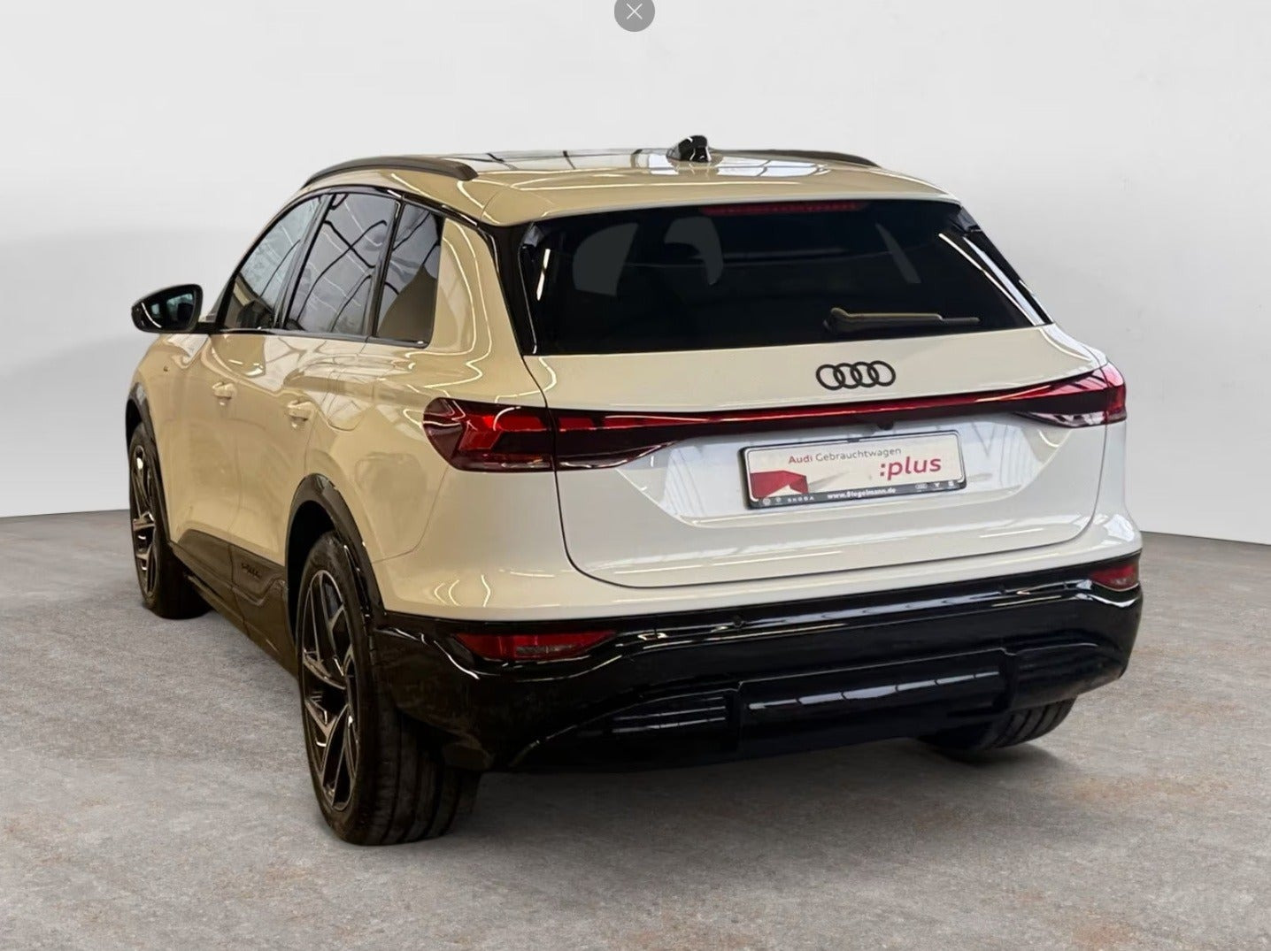 Hvid Audi Q6 e-tron fra 2025