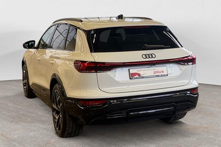 Hvid Audi Q6 e-tron fra 2025