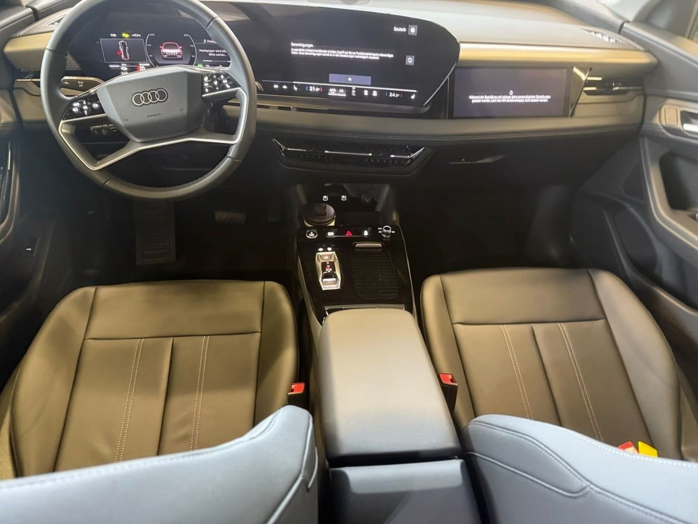 Hvid Audi Q6 e-tron fra 2025