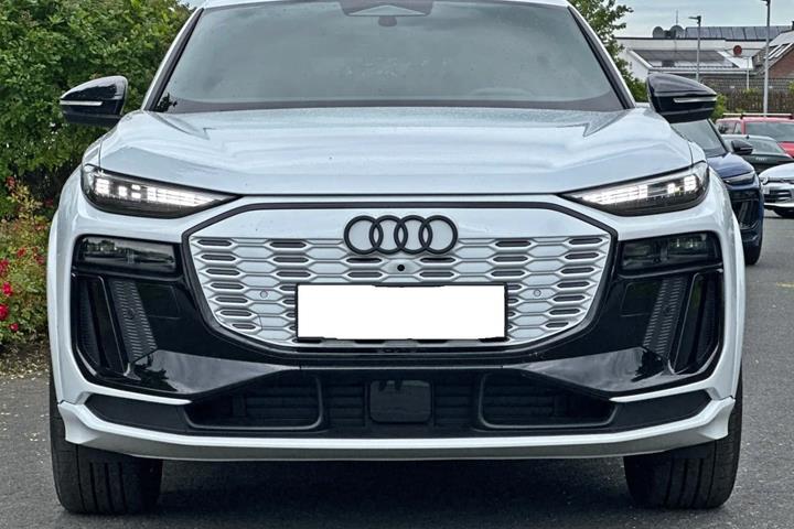 Hvid Audi Q6 e-tron fra 2024