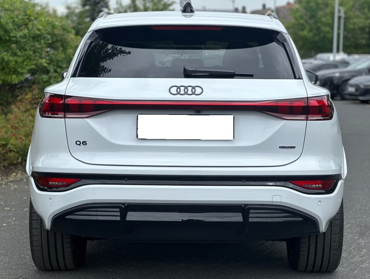 Hvid Audi Q6 e-tron fra 2024