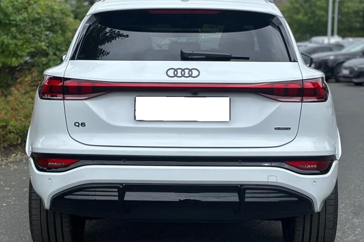 Hvid Audi Q6 e-tron fra 2024