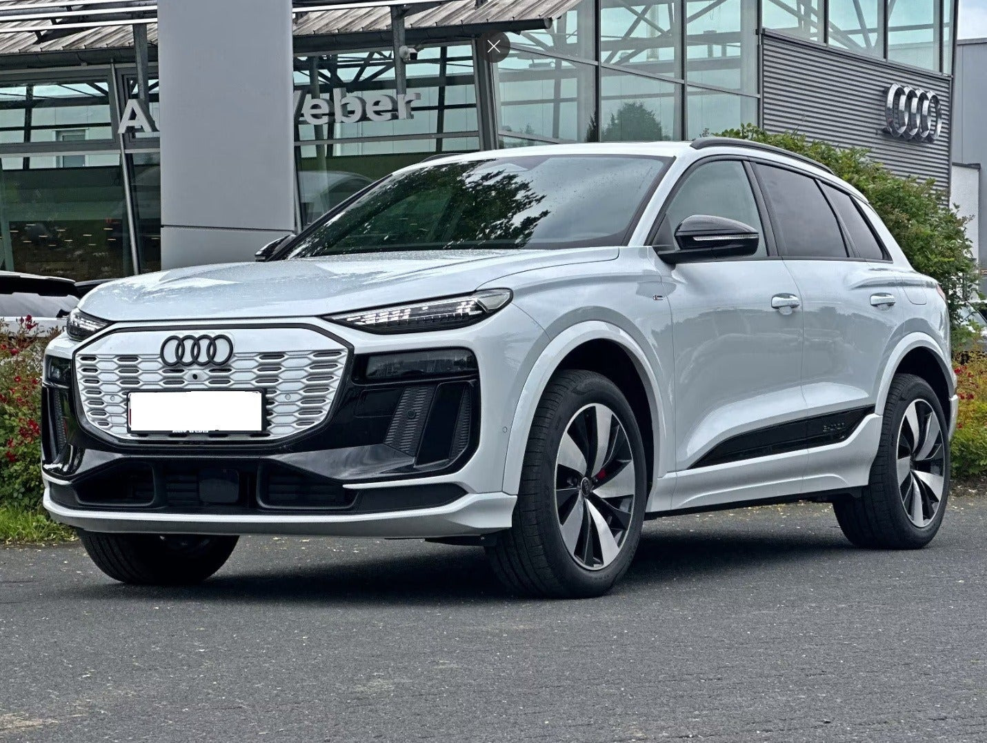 Hvid Audi Q6 e-tron fra 2024
