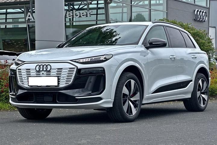 Hvid Audi Q6 e-tron fra 2024
