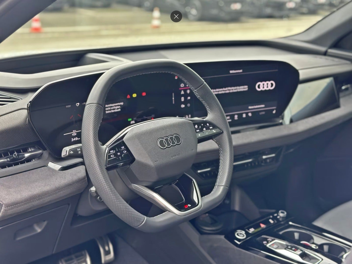 Hvid Audi Q6 e-tron fra 2024