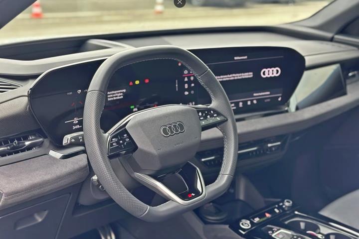 Hvid Audi Q6 e-tron fra 2024
