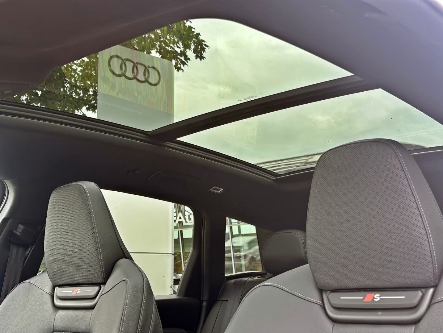 Hvid Audi Q6 e-tron fra 2024