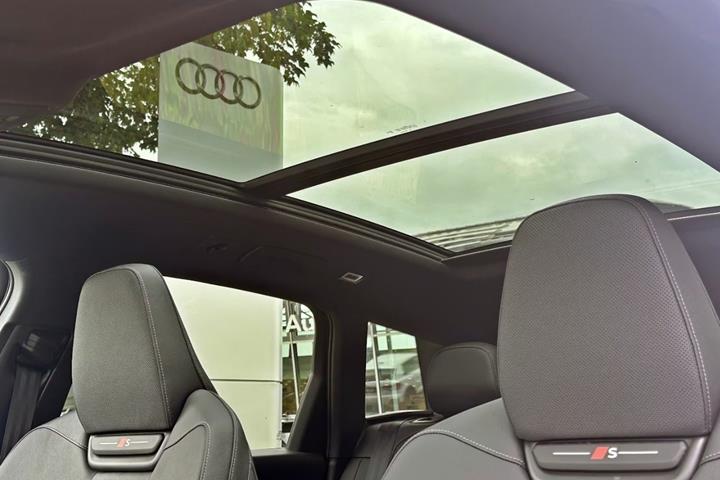 Hvid Audi Q6 e-tron fra 2024