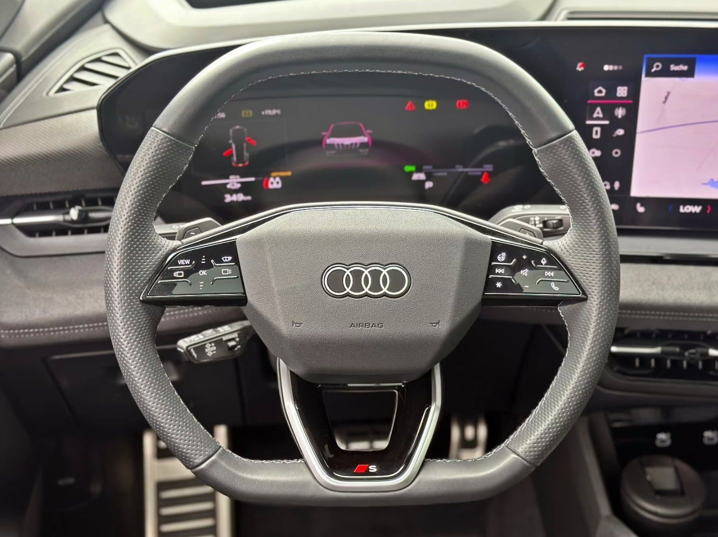 Hvid Audi Q6 e-tron fra 2024