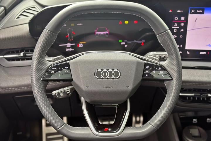 Hvid Audi Q6 e-tron fra 2024