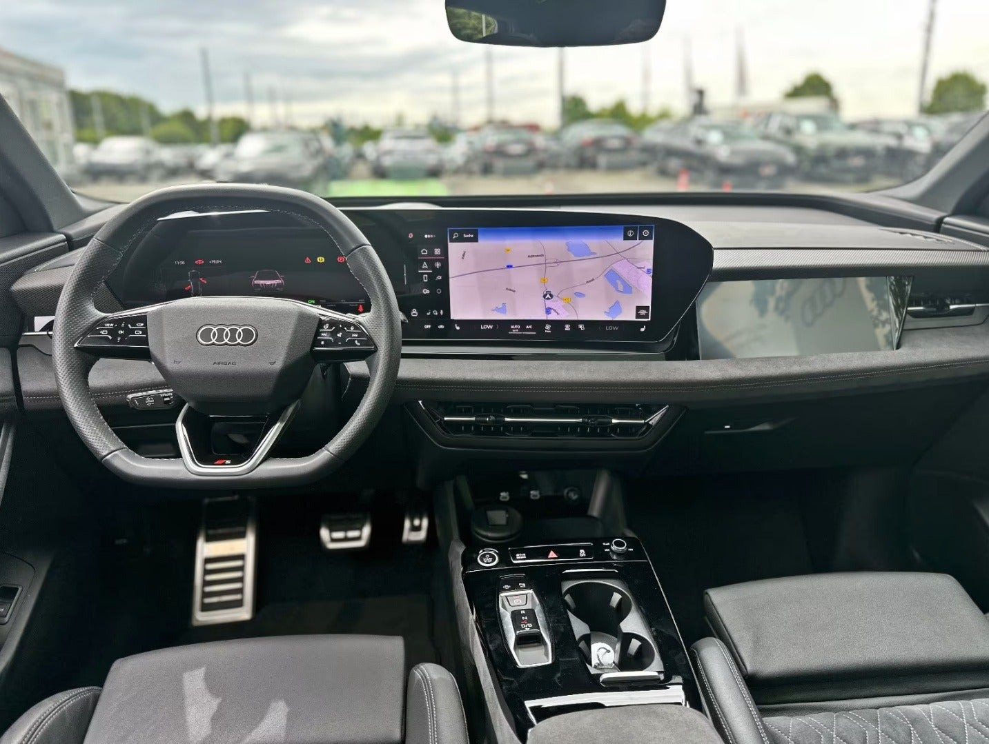Hvid Audi Q6 e-tron fra 2024