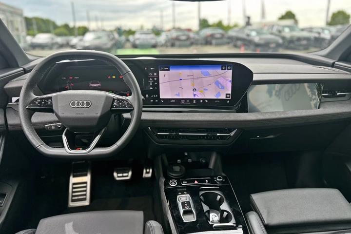 Hvid Audi Q6 e-tron fra 2024