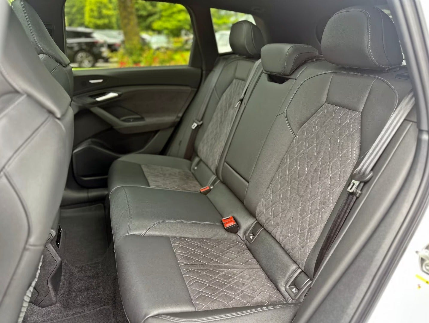 Hvid Audi Q6 e-tron fra 2024