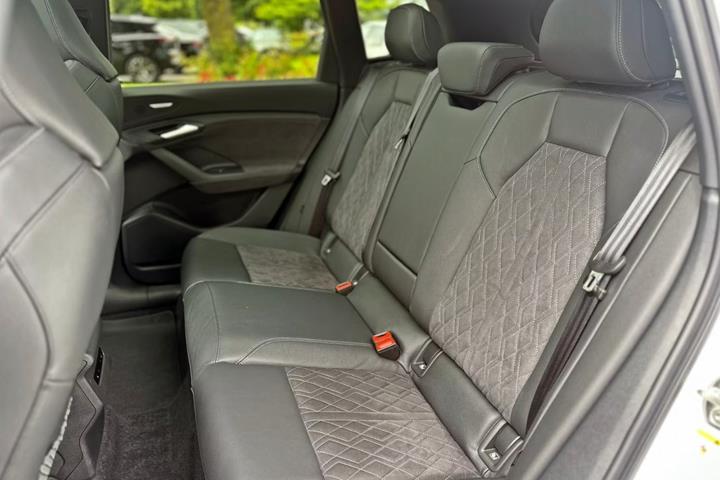 Hvid Audi Q6 e-tron fra 2024