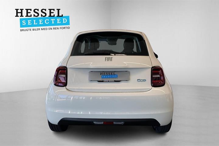 Hvid Fiat 500e fra 2023