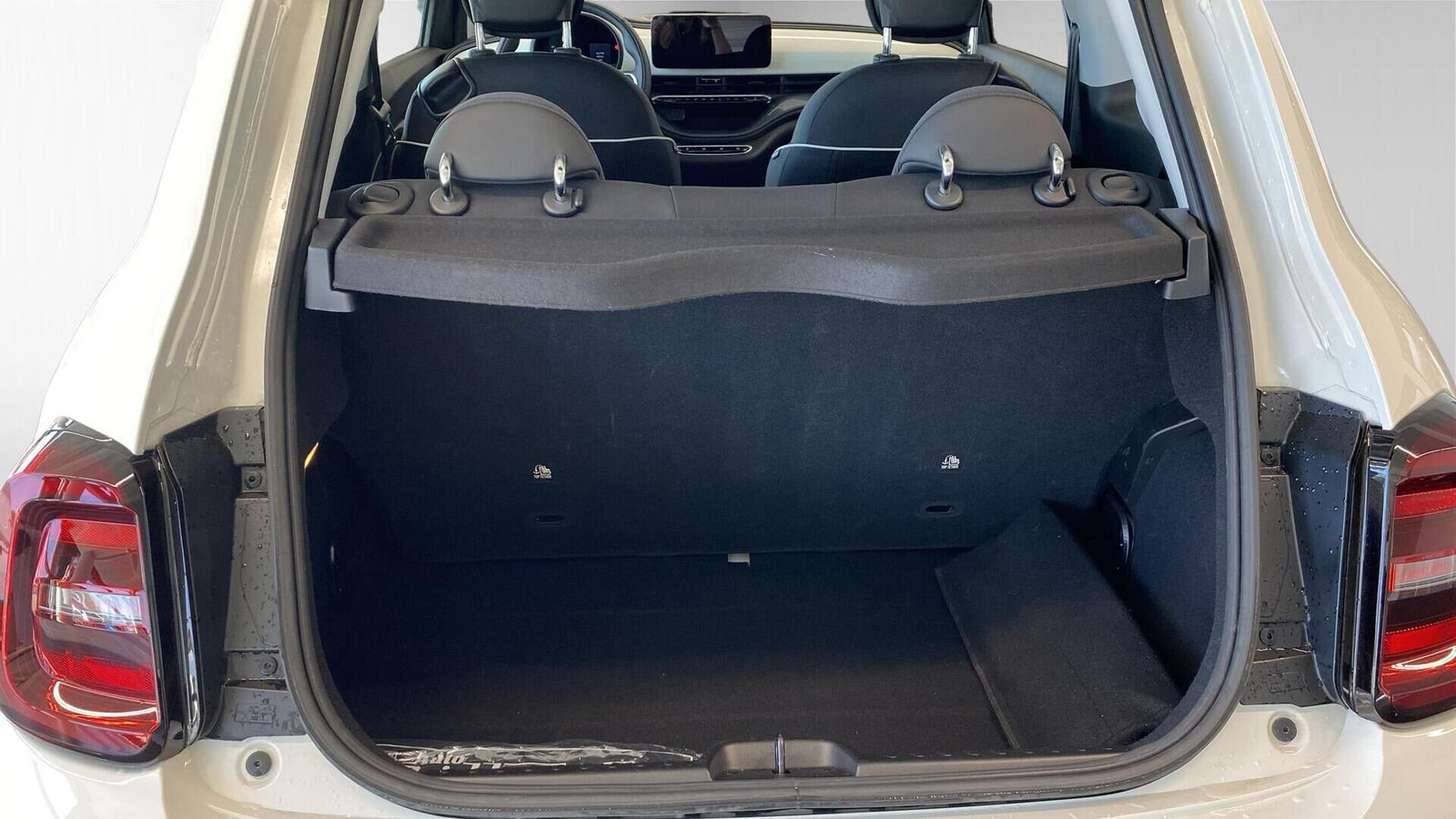 Hvid Fiat 500e fra 2023