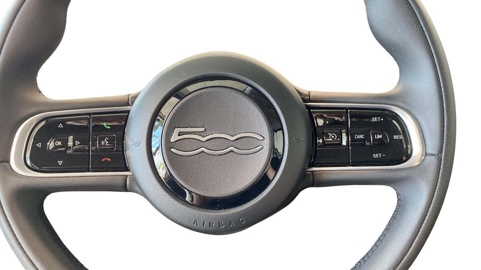 Hvid Fiat 500e fra 2023