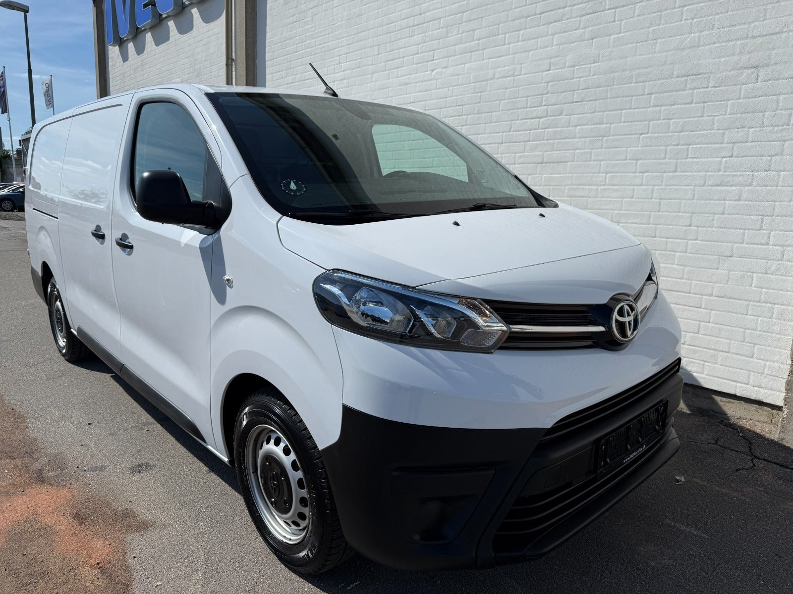 Hvid Toyota ProAce fra 2023