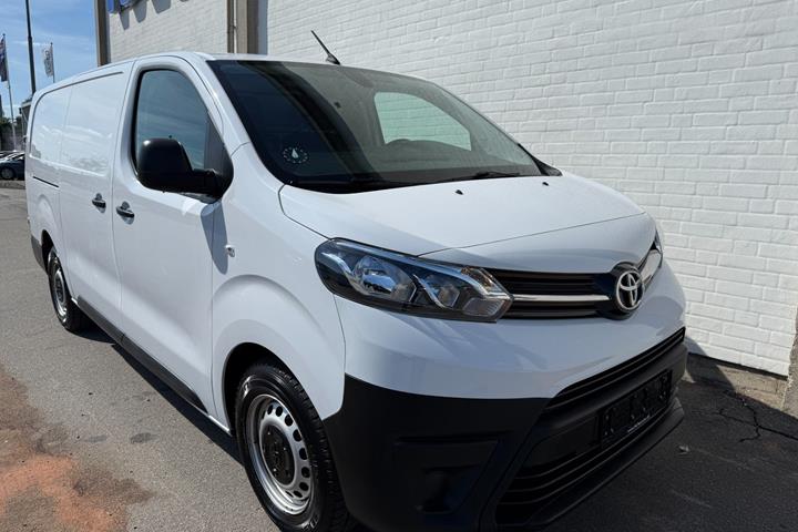 Hvid Toyota ProAce fra 2023