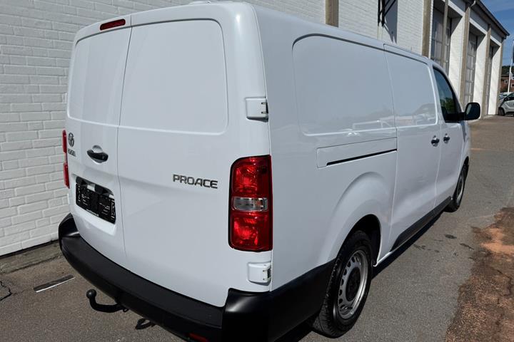 Hvid Toyota ProAce fra 2023