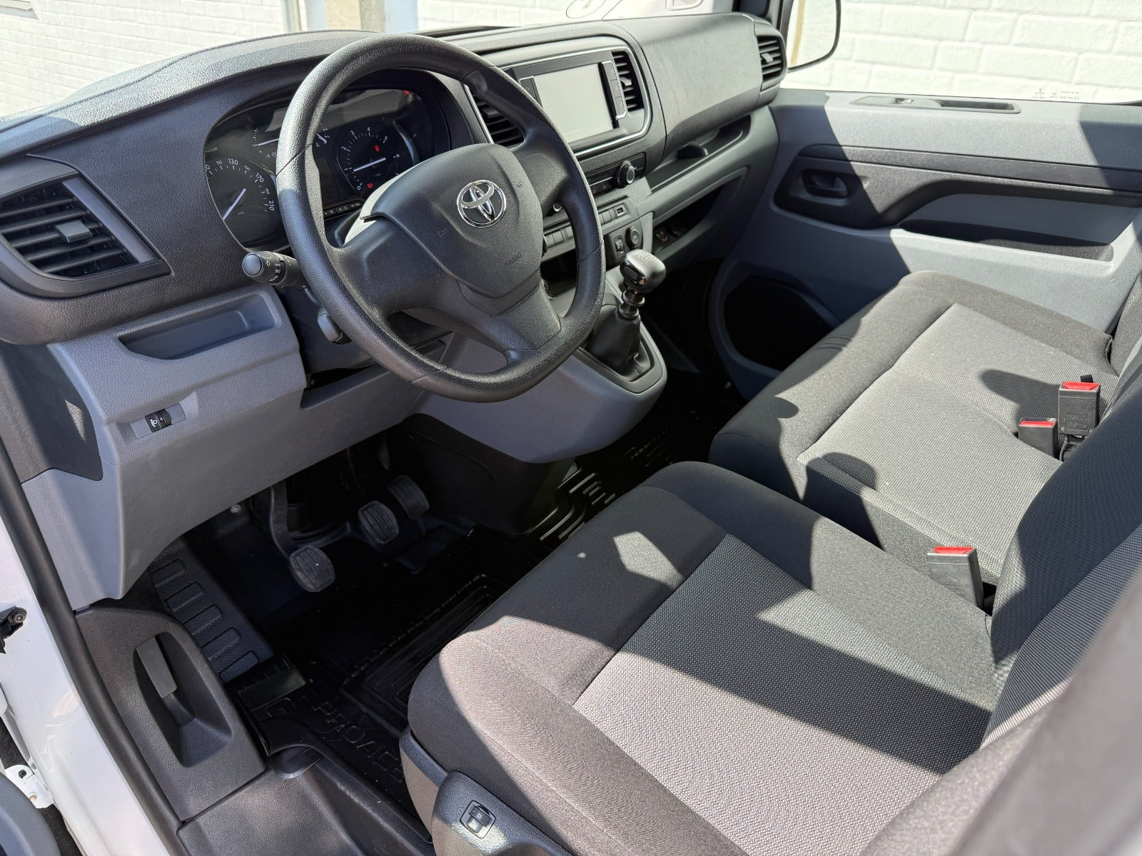 Hvid Toyota ProAce fra 2023