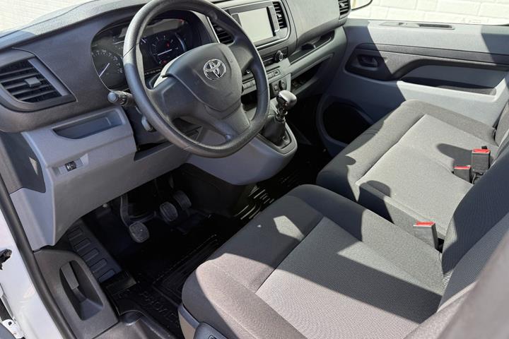 Hvid Toyota ProAce fra 2023