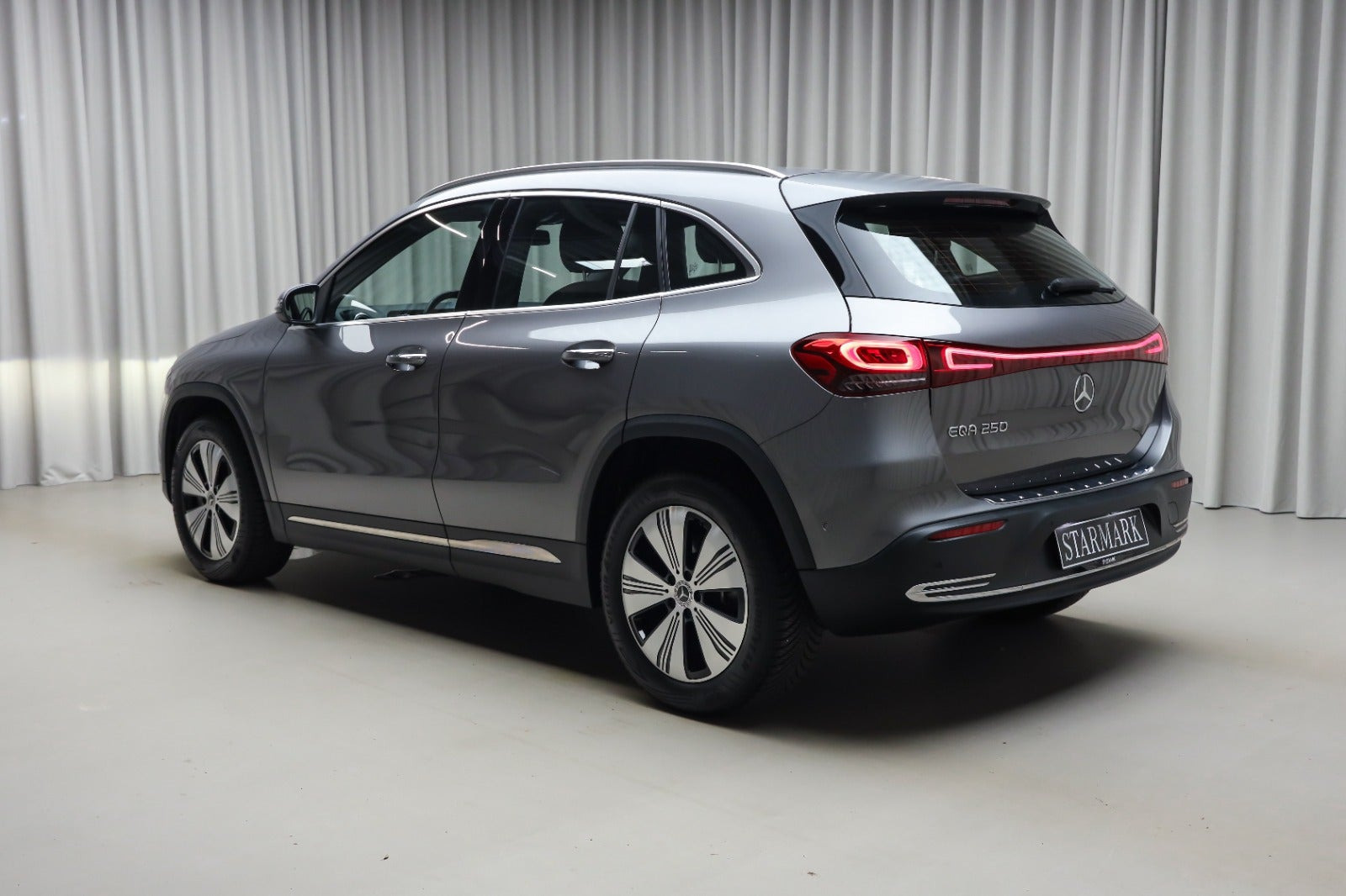 Grå Mercedes EQA250 fra 2023