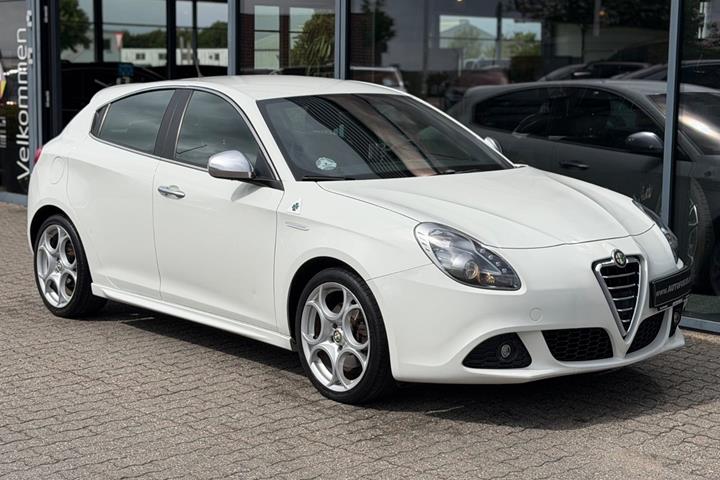 Hvid Alfa Romeo Giulietta fra 2010