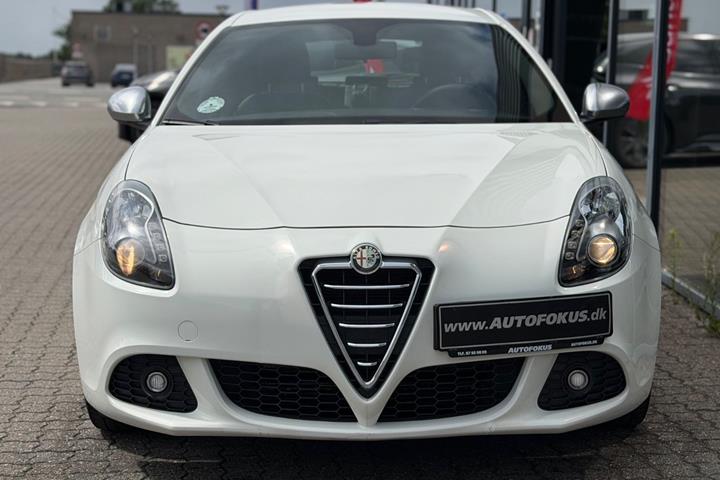 Hvid Alfa Romeo Giulietta fra 2010