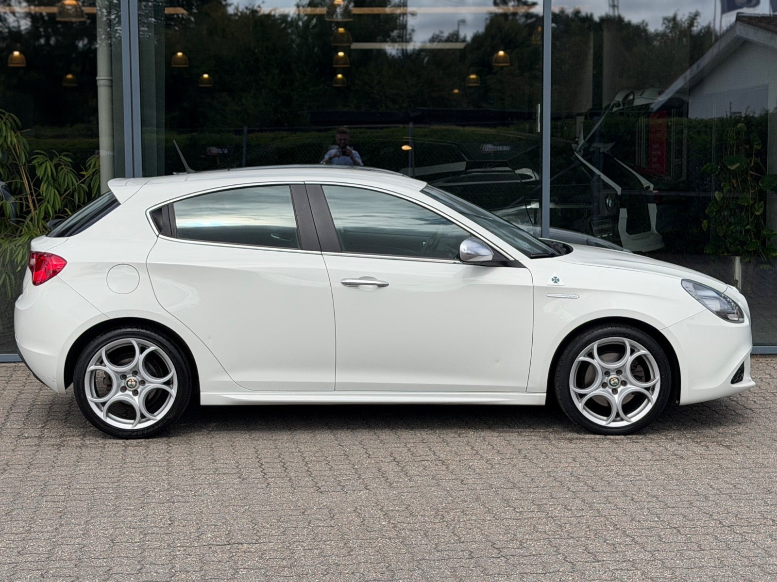 Hvid Alfa Romeo Giulietta fra 2010