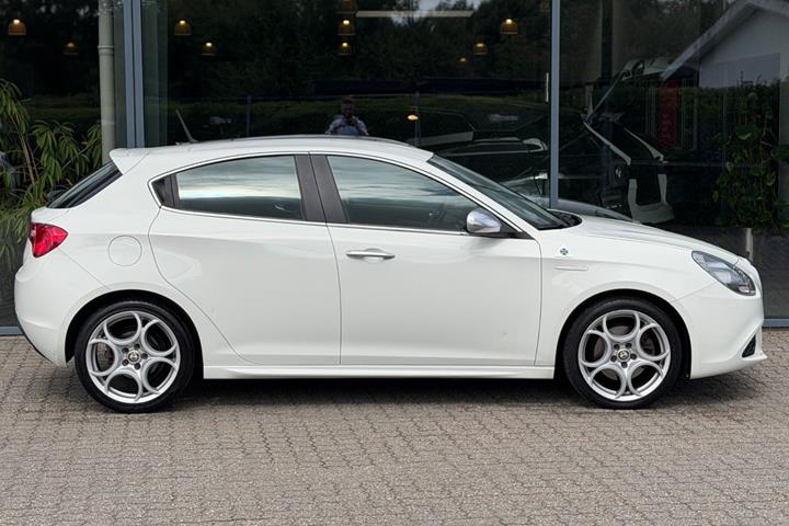 Hvid Alfa Romeo Giulietta fra 2010