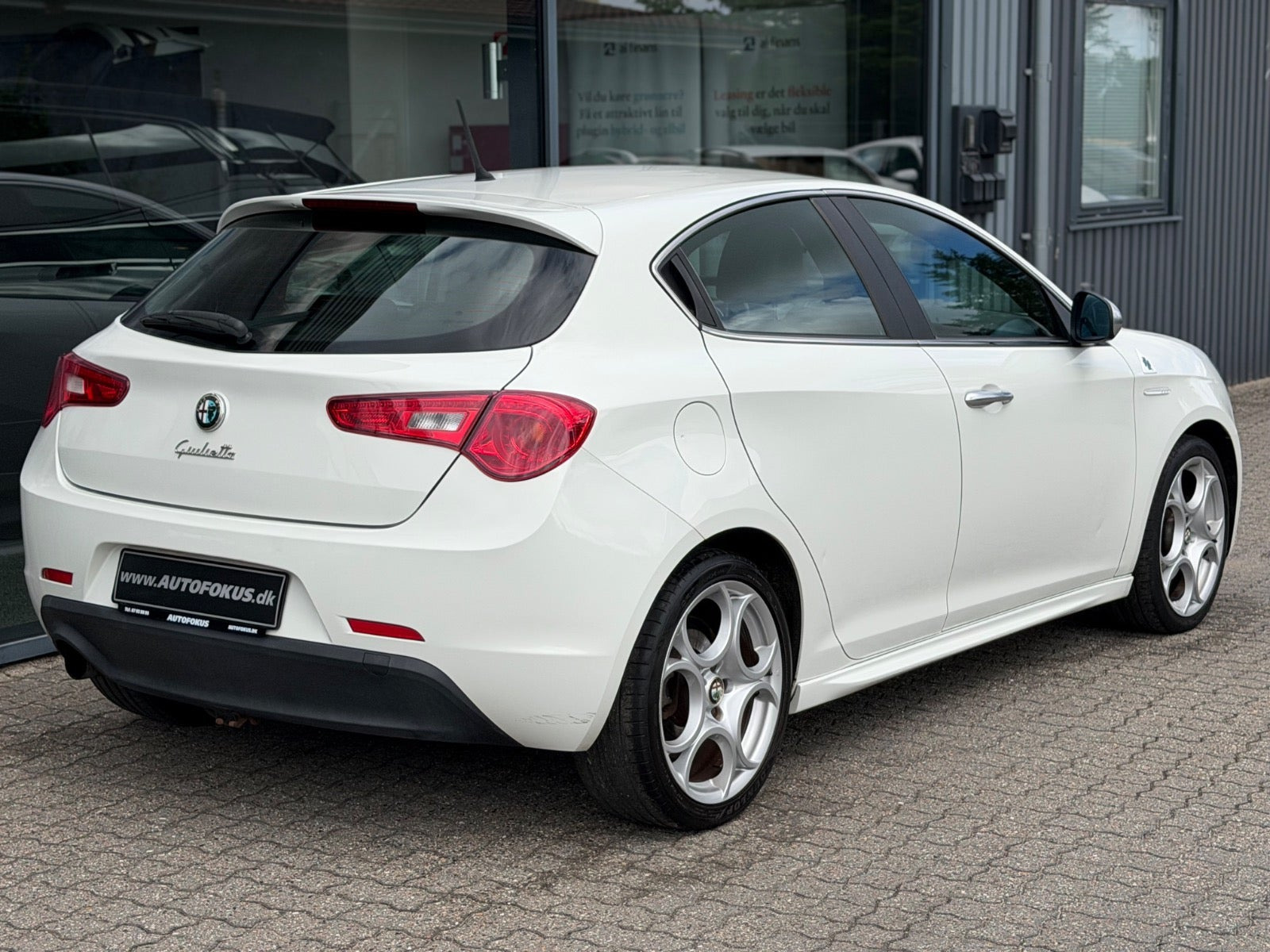 Hvid Alfa Romeo Giulietta fra 2010