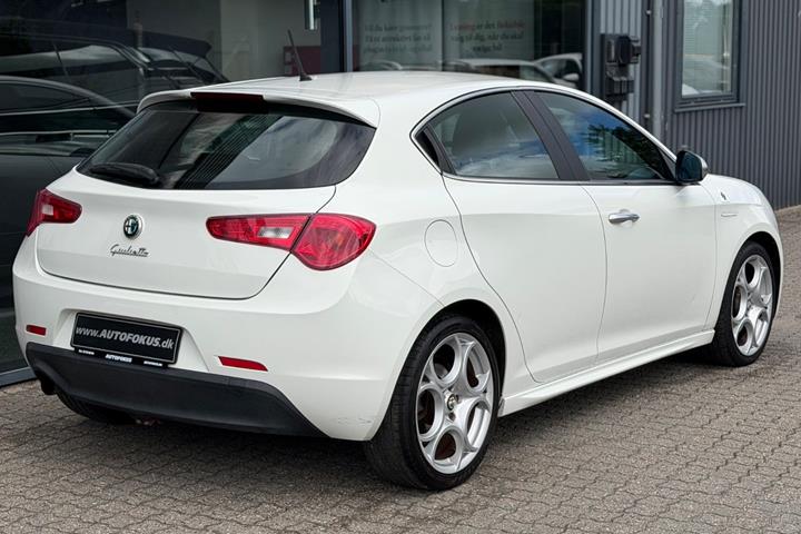 Hvid Alfa Romeo Giulietta fra 2010
