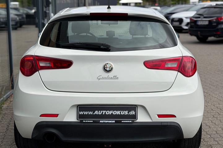 Hvid Alfa Romeo Giulietta fra 2010
