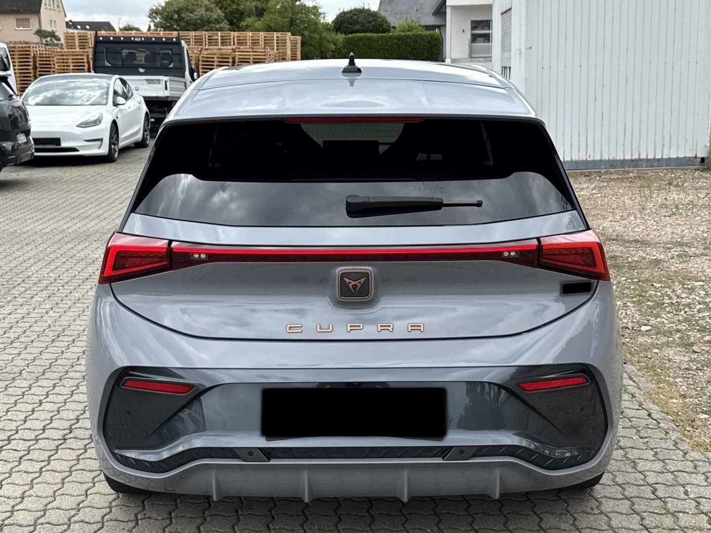 Grå Cupra Born fra 2023
