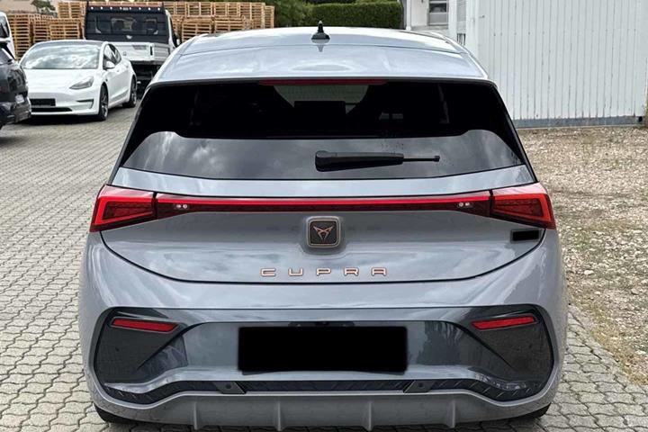 Grå Cupra Born fra 2023