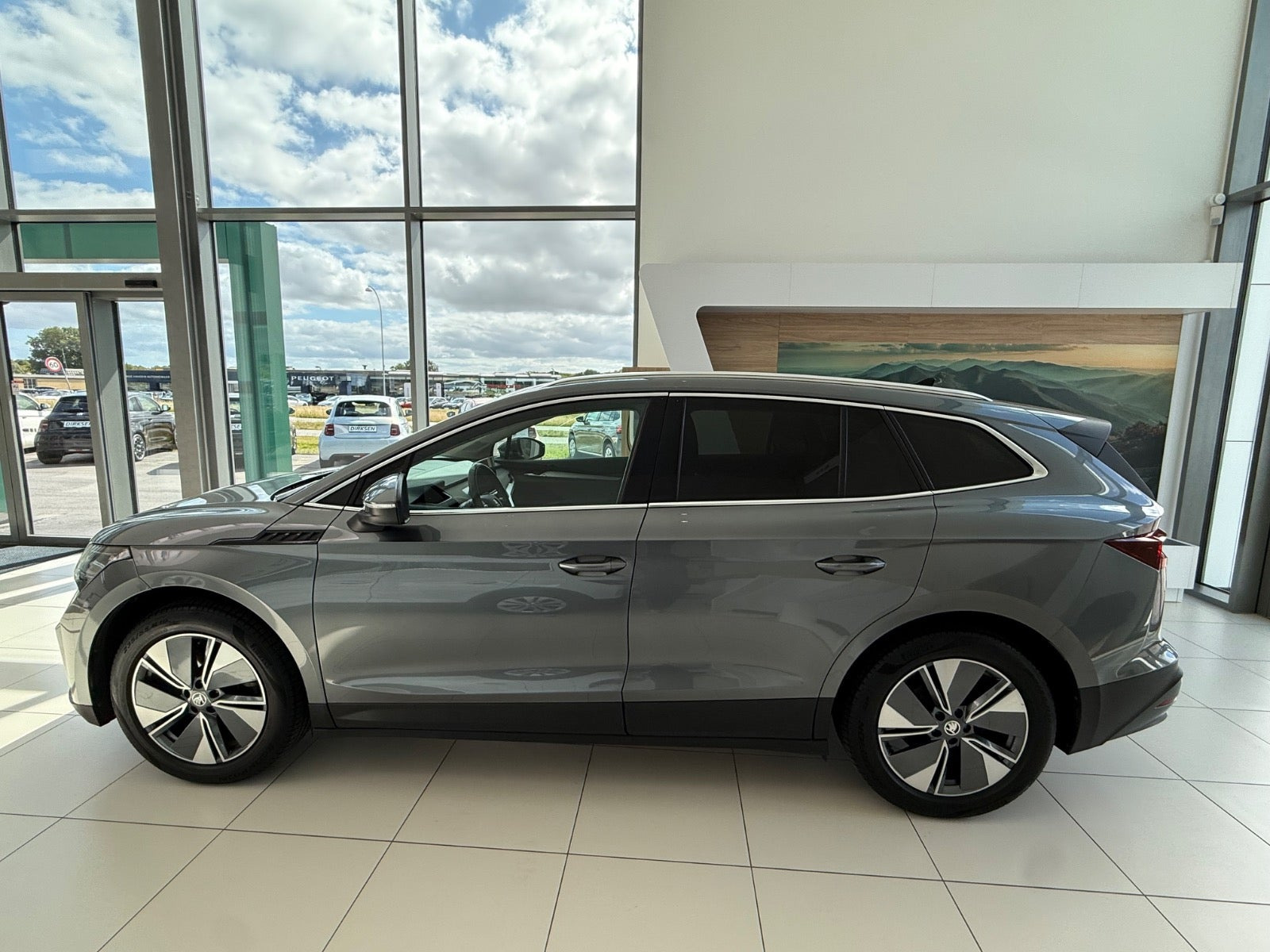 Grå Skoda Enyaq fra 2023