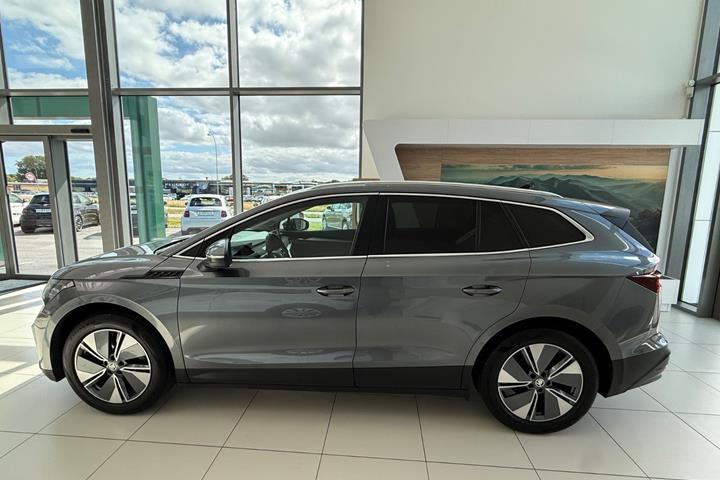 Grå Skoda Enyaq fra 2023