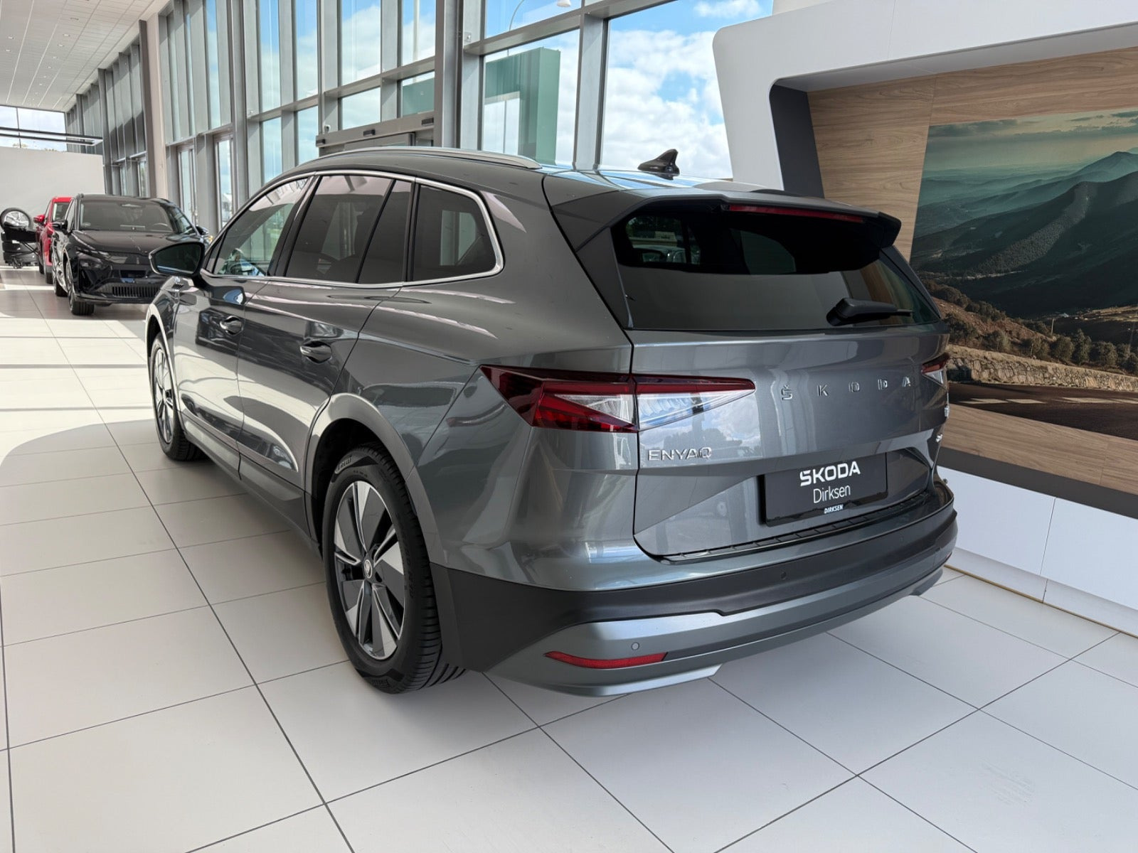 Grå Skoda Enyaq fra 2023