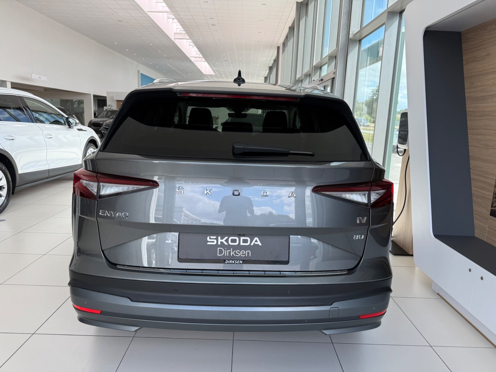 Grå Skoda Enyaq fra 2023