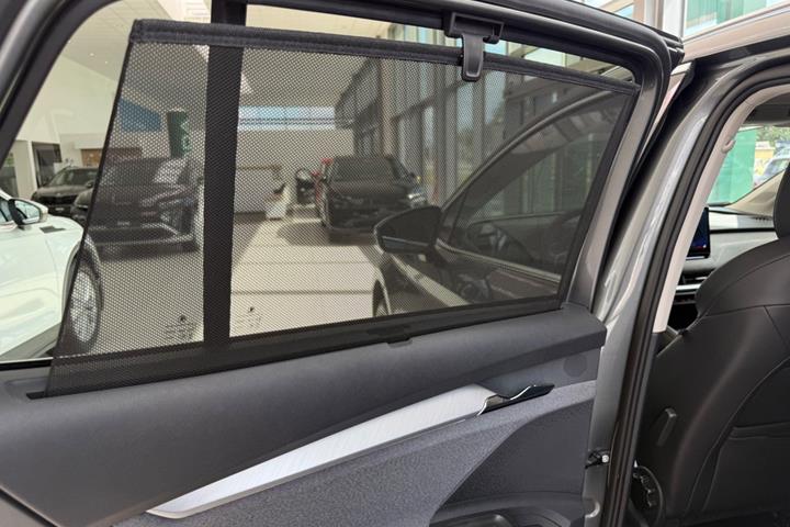 Grå Skoda Enyaq fra 2023