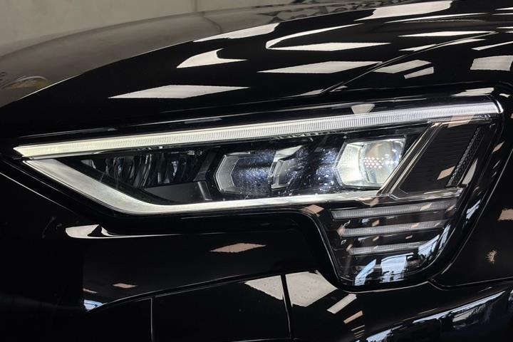 Sort Audi Q8 fra 2024