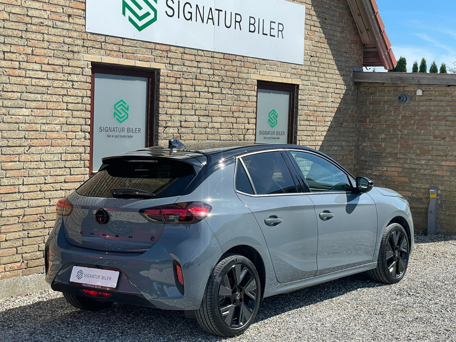 Grå Opel Corsa-e fra 2024